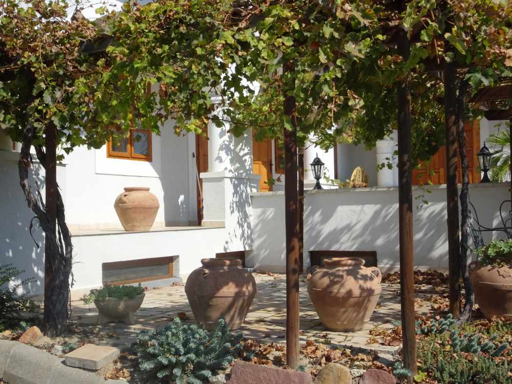 Parkosított kert, patak, kis híd