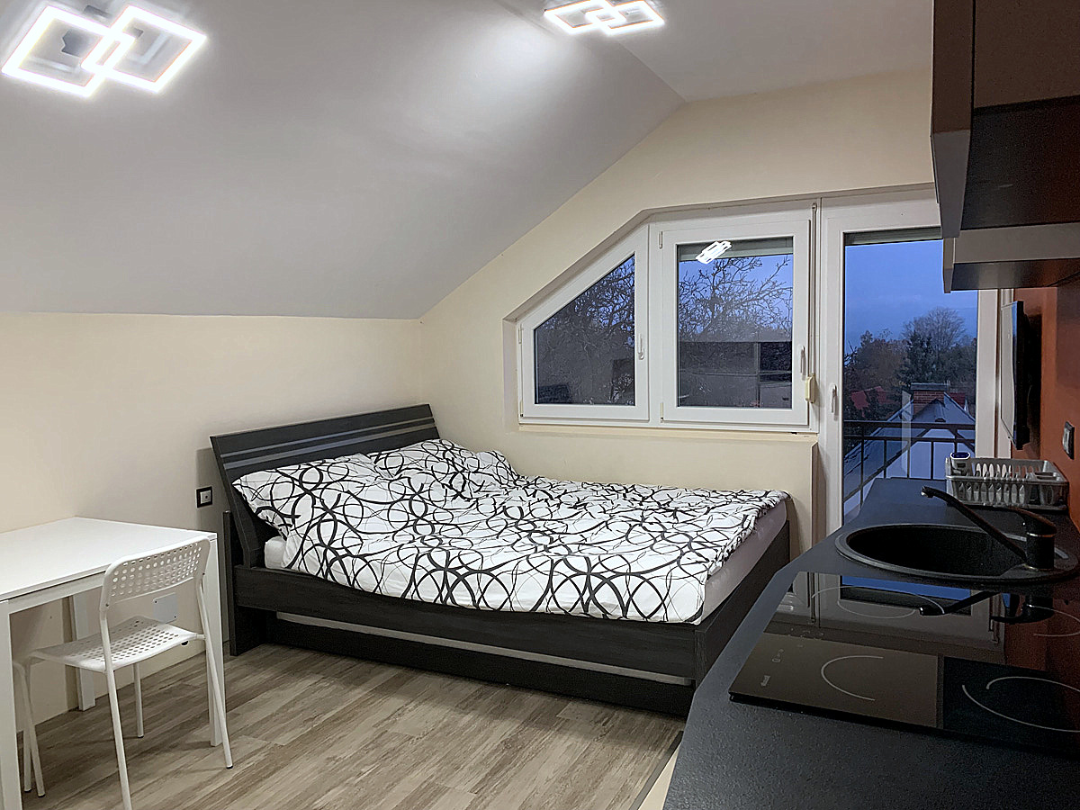 Balatonalmádi – világos szoba pulttal