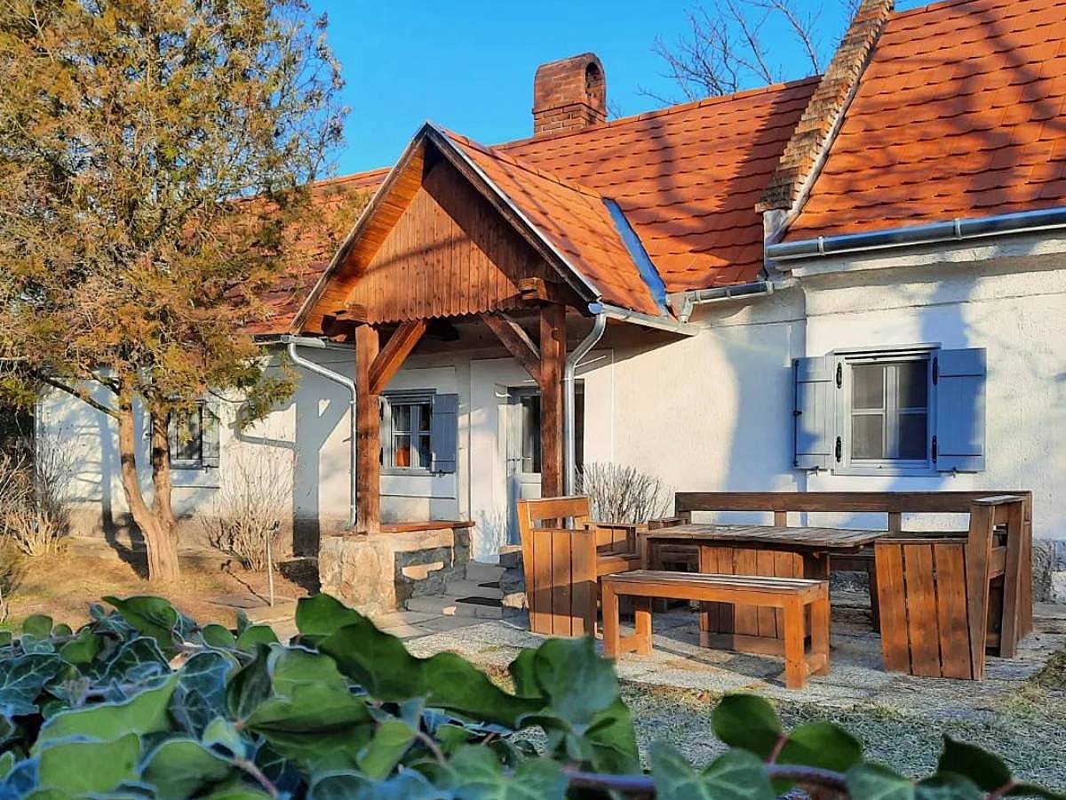 Szentbékkálla – kiadó, felújított parasztház a Balaton-felvidéken
