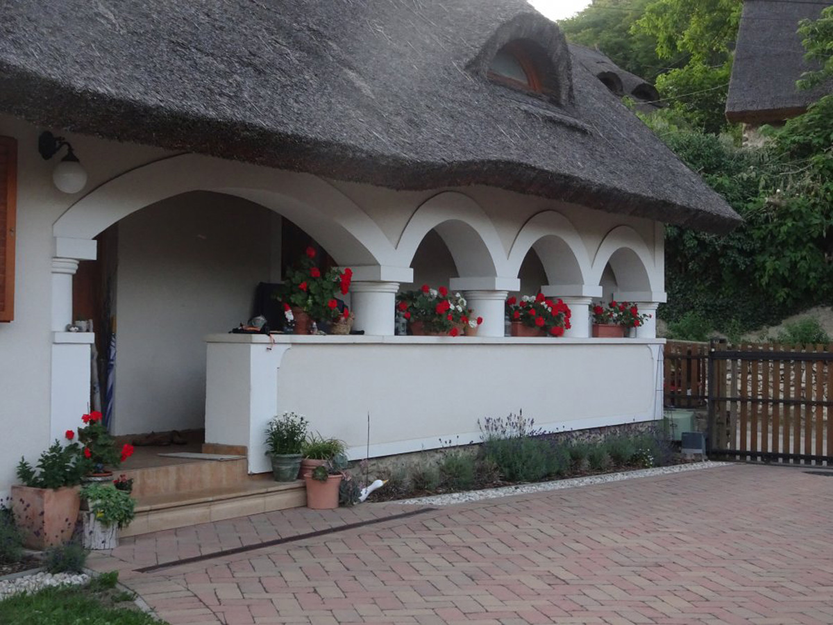 Szigliget – eladó, újszerű parasztház panorámával